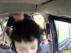 Wanita dewasa dengan cermin mata mendapat zakar penuh dalam teksi palsu