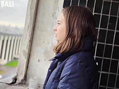 18-годишња девојка се дрска са странцем у 4К видеу