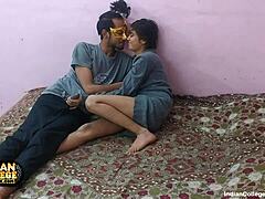 Se den här smala indiska tjejen få sin fitta och rumpa fyllda med sperma i den här hemlagade porrfilmen