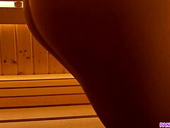 Studente amatoriale si dedica alla sauna pubblica giocando con la sua figa bagnata