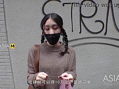 Aasialainen pornovideo: Nuolla ja orgasmia kadulla