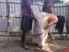 Индийская жена демонстрирует свои хардкорные навыки в видео траха на улице