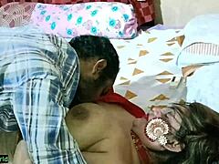 Indická bhabhi dostane svoje prirodzené prsia uctievané v drsnej sexuálnej scéne