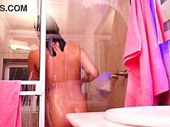 Kolumbialainen teini-ikäinen Lia Ponce kiusoittelee ja masturboi suihkussa
