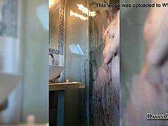 Video da solista di una ragazza dal culo grosso che si masturba sotto la doccia