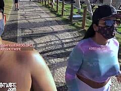 Amateur-Kriss Hotwife zeigt ihren großen Hintern und ihre Brüste vor der Kamera am Strand