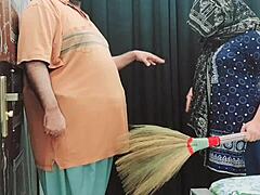 עוזרת הודית זקנה מקבלת דיבורים מלוכלכים מהבעלים שלה במהלך הפאקינג xxx