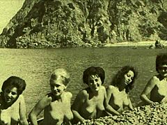 Nudists vintage dalam suasana pantai nakal