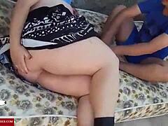 Дебела жена получава гениталиите си от аматьор на дивана