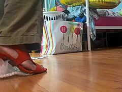 Adoração dos pés: acariciar uma película de borbulhas com ou sem saltos altos