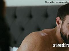 El padrastro le lame el ano a una transexual de grandes tetas en un video HD