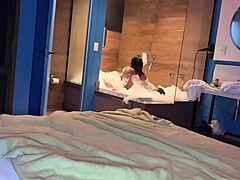 Pareja amateur se entrega al sexo interracial caliente en la habitación del hotel