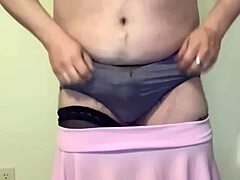 Lelaki bertato memamerkan badannya dan mengocok dengan futanari dalam video threesome ini