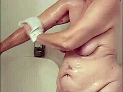 Büyük doğal göğüslü olgun büyükanne duşta eğleniyor