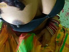 Guarda una desi chudayii cavalcare un cazzo in questo video XXX indiano