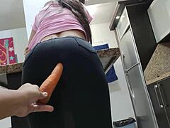 Горещата дупка на моята приятелка иска голям кур, затова я изкушавам с морков в задника й