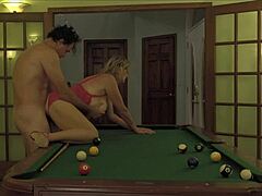 Soția matură experimentează orgasme multiple într-un videoclip făcut acasă