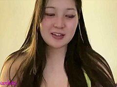 Asiatisk babe gir en sensuell blowjob i denne amatørvideoen