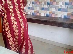 Intialainen vaimo punaisessa mekossa saa hardcore vitun webcam