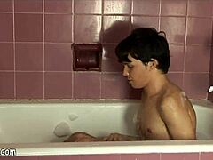 Tânărul se bucură într-o baie fierbinte