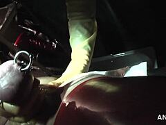 Агнес, гумена медицинска сестра у операционој соби: ручни рад са латексом и масажа простате са спермом