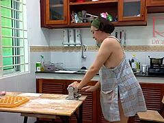 레지나 누아르가 누드에서 축제를 요리합니다