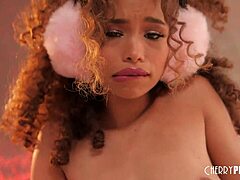 Prirodzené prsia a bezsrstá kundička Cecilie Lions sú v tomto videu o sólovej masturbácii s drobnými tínedžermi v plnej paráde