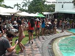 Turista filipino asiático recebe uma visita surpresa no Orchids Hotel