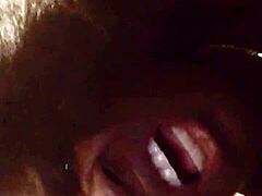 Una MILF negra tiene su culo y su coño llenos en un video hardcore
