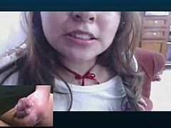 Amatör Latina-tonåringen Carly onanerar på webbkamera och blir nästan påkommen