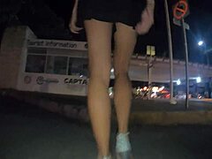 Sexy Beine in High Heels necken und bekommen einen Klaps auf den Arsch