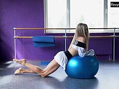 La ballerina minuta Elza Nagy mostra le sue gambe flessibili e la sua figa