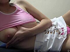 Hikari Senas stora bröst och trosor på webbkamera