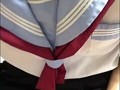Travesti asiática en uniforme de colegiala es follada por el culo