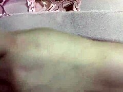 Sânii mari și unghiile lungi într-un videoclip porno de casă
