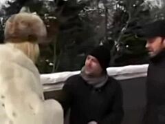 Η χιονάτη ξανθιά πόρνη κάνει πίπα σε δύο Γάλλους άντρες