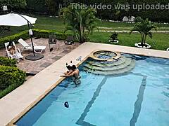 Колумбийская любительница трахается в бассейне со своими сиськами