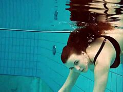 Europeisk babe Vesta visar upp sin kropp i en het solovideo