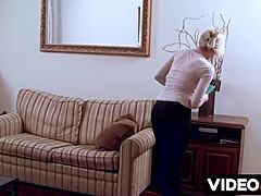 Polské porno video s blondýnou, která dává svému šéfovi hluboké kouření