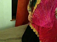 Amatør indisk kone Neha forfører med hjemmelaget video og halsknulling