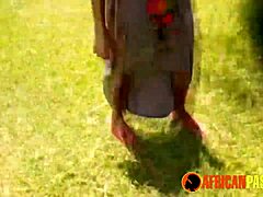 Африканска двойка се наслаждава на интензивно изпразване на лицето след дълбоки умения на големите задници на мадамите