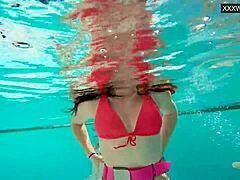 Унгарската порнозвезда Ева Сасалка в дива подводна тройка
