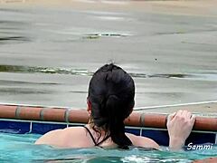 アマチュアの妻がキャンプ場のプールでTバックビキニで大きなお尻を見せつける