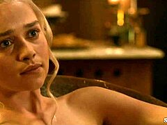 Emilia Clarkes într-o călătorie senzuală în Game of Thrones (2011-2015)