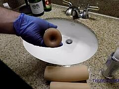 Video arahan tentang membersihkan faraj yang boleh ditanggalkan dari boneka seks