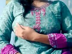 Jonge Indiase vrouw verkent plezier voor de webcam met haar grote natuurlijke borsten
