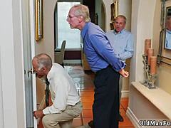 Ung blondine giver et tilfredsstillende håndjob til en ældre mand