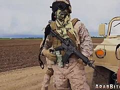 Militaire man geniet van orale vaardigheden van tieners en komt klaar op haar kont in de woestijn