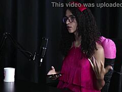 בחורה ברזילאית עם תחפושת נשים חוקרת את הפטיש שלה לסקס קבוצתי