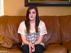 Молодая женщина с брекетами испытывает грубый опыт на кастинге на диване